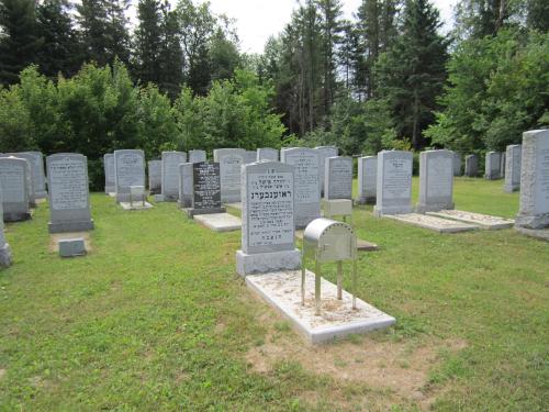 Cimetire juif hassidique (orthodoxe), Ste-Sophie, La Rivire-du-Nord, Laurentides, Québec