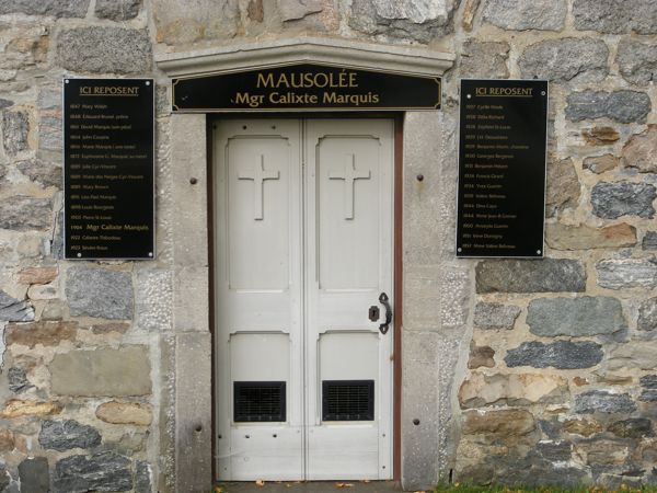 Caveau funraire familial de Mgr Calixte Marquis, St-Clestin, Nicolet-Yamaska, Centre-du-Qubec, Québec