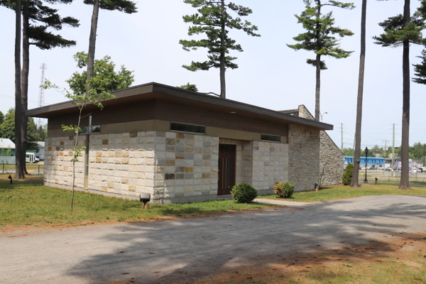 Columbarium du Cimetire de St-Jrme, La Rivire-du-Nord, Laurentides, Québec